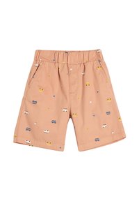 Pantalones cortos color melocotón con una cinturilla elástica, que presentan estampados dispersos de pequeños coches y sombreros en azul, amarillo y blanco.