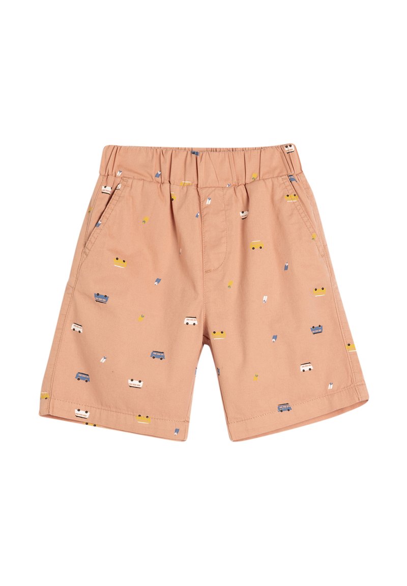Pantalones cortos color melocotón con una cinturilla elástica, que presentan estampados dispersos de pequeños coches y sombreros en azul, amarillo y blanco.