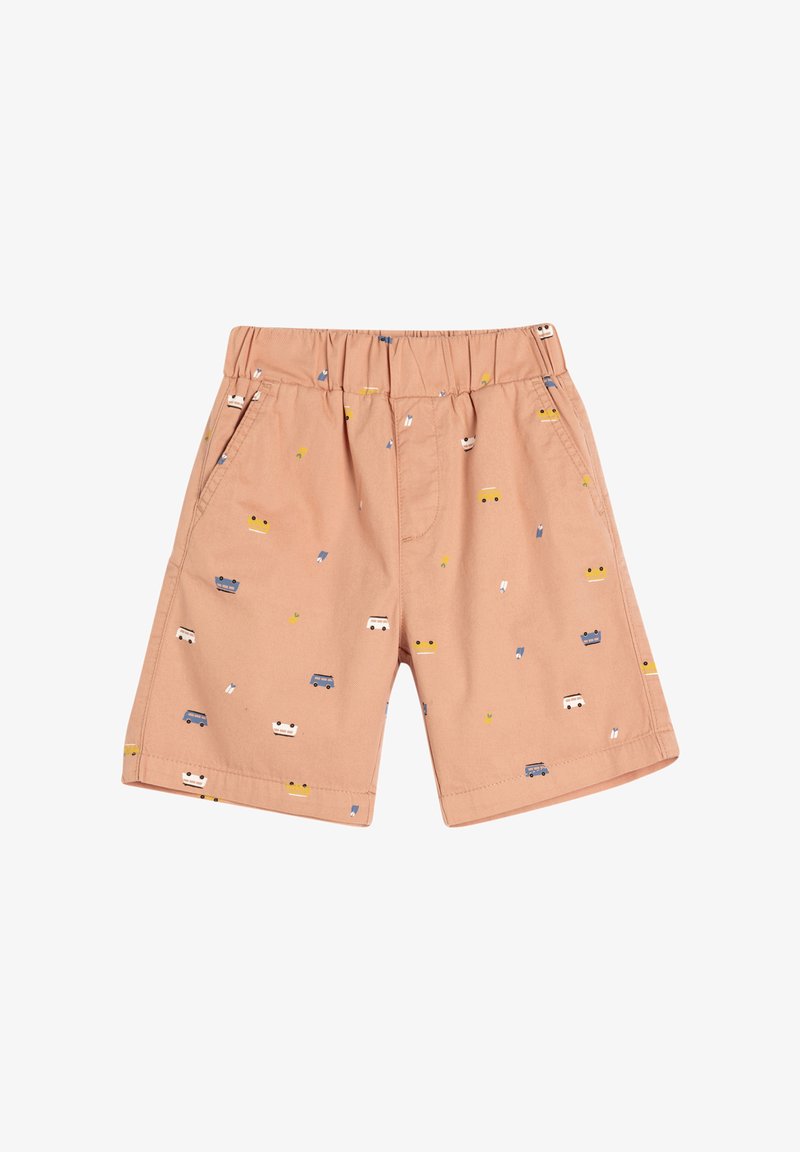 Peachfarvede shorts med elastisk talje, prydet med spredte tryk af små biler og hatte i blå, gul og hvid.