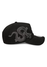 Casquette noire à visière incurvée avec broderie de dragon argenté sur le côté. Fabriquée en textile, elle possède des œillets de ventilation.