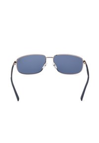 Occhiali da sole rettangolari con lenti blu scuro, montatura in metallo argento e aste in plastica nera. In evidenza i naselli trasparenti per il comfort.