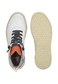 Sneakers in pelle bianca con lacci grigi, dettagli arancioni e suola in gomma beige con motivo. Presentano il logo sulla linguetta e sul tallone.