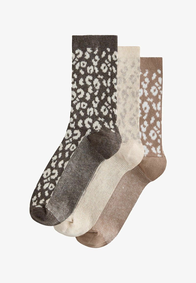 Trois paires de chaussettes en tons marron, beige et crème. Chacune présente un motif léopard distinct avec des textures variées.