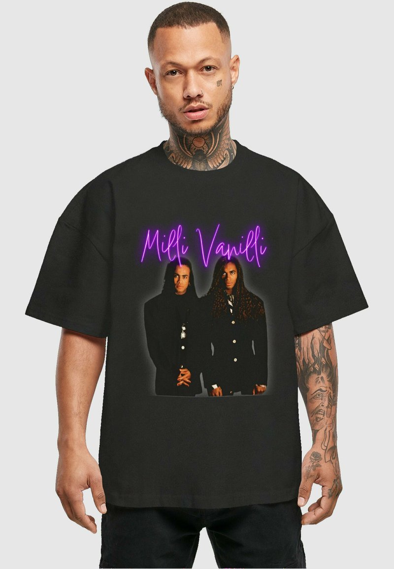 Must see must have must be cool t-särk, millel on graafiline print kahest ülikonnaga inimesest, nende kohal neoonroosa tekstiga "Milli Vanilli".