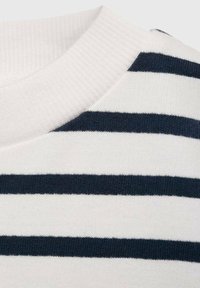 Tessuto bianco con strisce orizzontali blu navy, caratterizzato da un collo a girocollo a costine. La texture è morbida e lavorata a maglia, indicativa di un design casual.