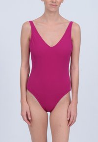 Maillot de bain une pièce fuchsia avec un décolleté en V profond. Dispose de fines bretelles et d'un design de jambe haute, fabriqué à partir d'un matériau lisse et extensible.