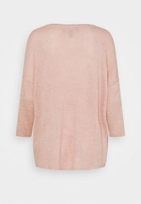 Helles Rosa, weiches Strickoberteil mit lockerer Passform, mit Dreiviertelärmeln und rundem Halsausschnitt. Keine Verzierungen oder Muster.