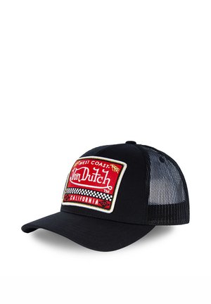 Casquette de camionneur noire avec un dos en filet, arborant un patch rouge brodé portant l'inscription "West Coast Von Dutch California" et une bordure en damier.