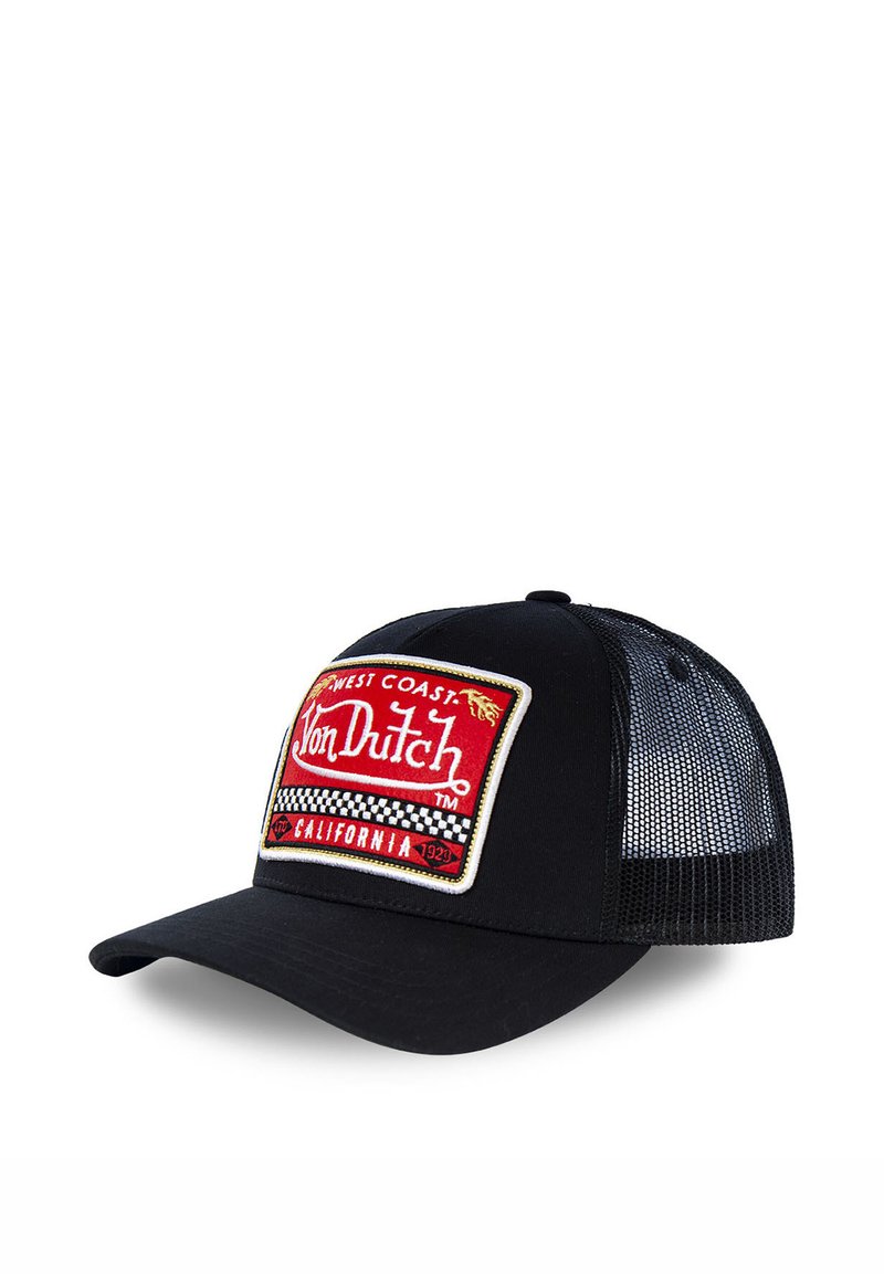 Crna trucker kapa s mrežastim stražnjim dijelom, koja ima crveni izvezeni znak s natpisom "West Coast Von Dutch California" i rubom u vzoru šahovnice.