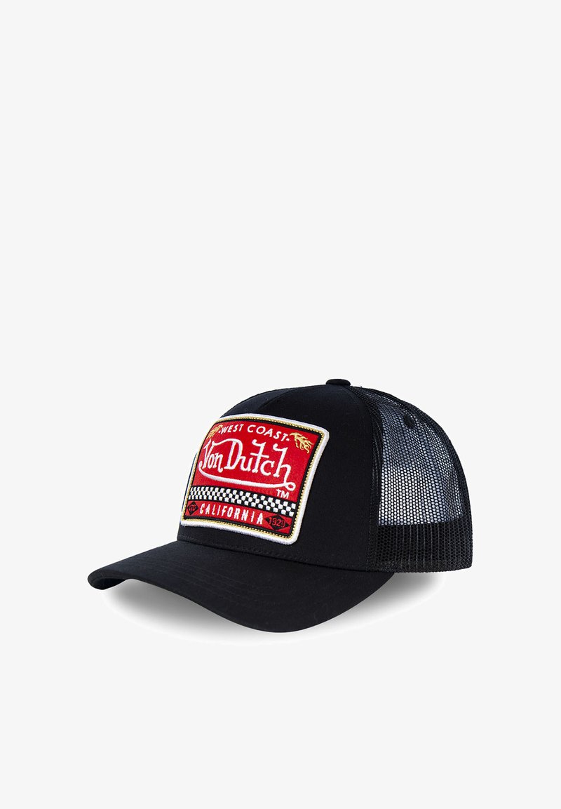 Cappellino da camionista nero con retro in rete, caratterizzato da una patch rossa ricamata che recita "West Coast Von Dutch California" e un bordo a scacchi.