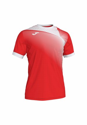 T-shirt de sport rouge à manches courtes avec un motif de rayures diagonales blanches sur la poitrine, col blanc et bords des manches blancs.