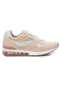 Sneakers in suede e mesh rosa chiaro, con un rivestimento bianco, dettagli testurizzati e una suola d'aria trasparente. Lacci bianchi.
