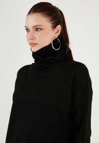 LELA Strickpullover - black