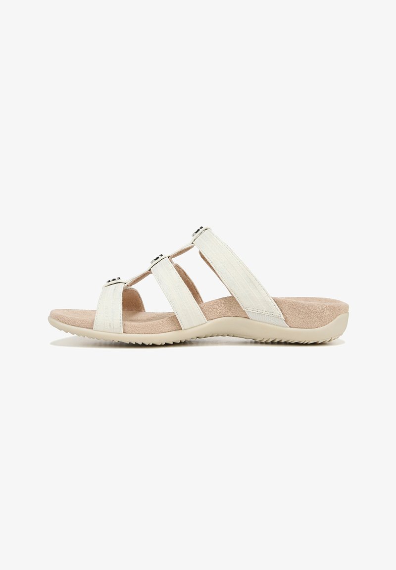 Des sandales blanches à glissière avec trois fines lanières, une surface texturée, une semelle intérieure rembourrée et une semelle extérieure beige durable avec des motifs antidérapants.