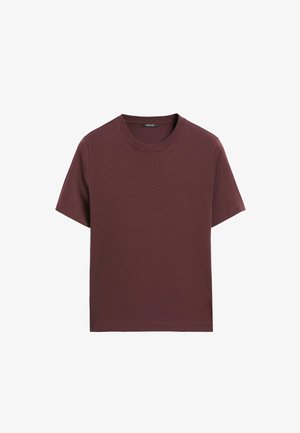T-shirt corto rosso bordeaux in soffice cotone. Collo rotondo, taglio dritto e superficie liscia senza motivi o parti metalliche visibili.