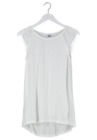 Haut blanc sans manches avec des détails en dentelle sur les épaules, un col rond et un ourlet arrière plus long. Tissu doux avec une texture lisse.