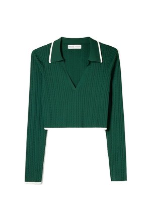 Maglione a maniche lunghe cortissimo verde scuro con motivo a trecce e rifiniture bianche sul colletto e sui polsini.