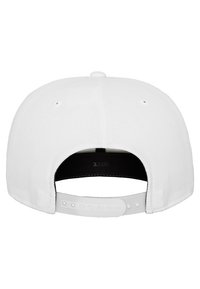 Fehér baseball sapka sima textúrával, állítható műanyag pánttal. A belseje fekete béleléssel rendelkezik, varrási részletekkel.