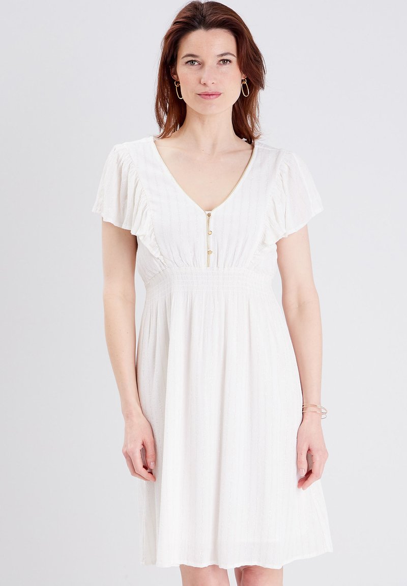 Weißes Kleid mit V-Ausschnitt, kurzen Rüschenärmeln und smockiertem Taillenbereich. Verfügt über goldene Knöpfe und einen strukturierten Stoff mit feinen Streifen.