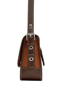 Brązowa skórzana torba na ramię z pomarańczową fakturowaną tkaniną, srebrnymi akcentami i białymi przeszyciami. Posiada odczepiany pasek i boczny zamek błyskawiczny.