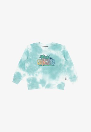 Błękitny sweter tie-dye z haftowanym logiem "Quiksilver" z palmami. Widać miękką teksturę i ściągacze.