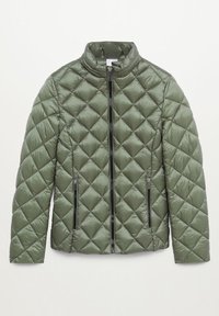 Veste matelassée vert olive, fabriquée en matériau lisse et brillant. Dispose d'un col montant, d'une fermeture éclair à l'avant et de deux poches latérales zippées.