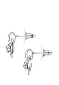 Silversmycken med stift som har en klar, rund ädelsten med en slät, rund design och en transparent baksida för säker användning.