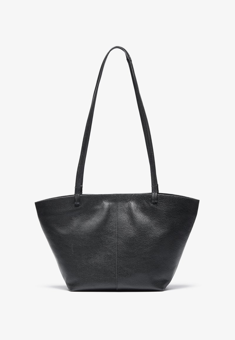Fekete bőr bevásárlótáska texturált felülettel, hosszúkás formával és két vállpánttal. Zipperes nyitással és minimális varrási részletekkel rendelkezik.