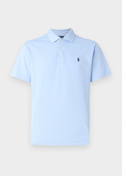 Svetlo modra polo srajca iz teksturirane tkanine, s trakastim zapiranjem na gumbe in majhnim vezenim logotipom na levem prsnem delu. Kratki rokavi.