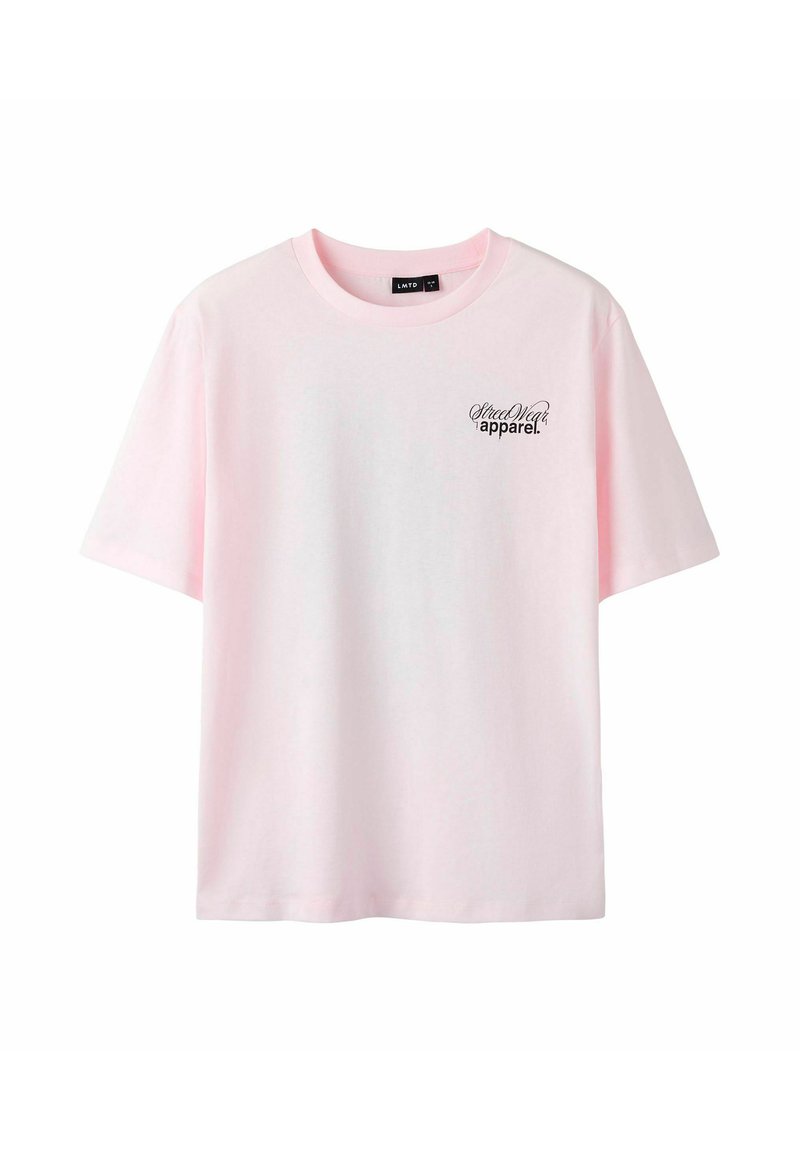 Lichtroze katoenen T-shirt met korte mouwen, ronde halslijn en een klein zwart gedrukt logo op de linker borst. Eenvoudig ontwerp.