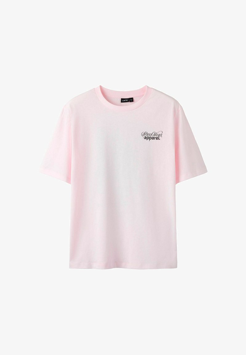 Lyserød bomulds t-shirt med korte ærmer, rund halsudskæring og et lille sort trykt logo på venstre brystområde. Simpelt design.