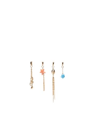 Quatre breloques dorées pendantes avec chaînes et décorations colorées : pierre précieuse claire, étoile de mer orange, coquillage doré et fleur bleue.