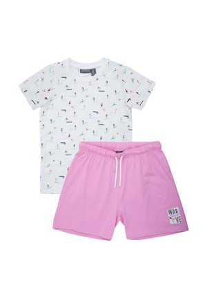 Camisa blanca de manga corta con pequeñas ilustraciones coloridas de surfistas combinada con pantalones cortos de cintura elástica rosa con parche "WAVE".