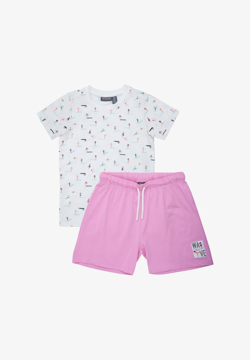 Weißes Kurzarmhemd mit kleinen bunten Surferillustrationen, kombiniert mit rosa Shorts mit elastischem Bund und "WAVE"-Aufnäher.