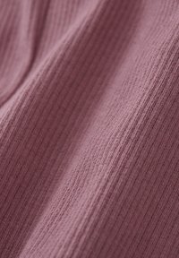 Teksturowana tkanina w delikatnym kolorze mauve, z pionowymi prążkowanymi wzorami, przekazująca gładki, elastyczny wygląd.
