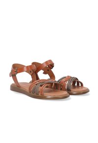 Braune Ledersandalen mit mehreren Riemen, einer geflochtenen Akzentuierung und einer flachen Sohle. Verstellbarer Knöchelriemen mit einer Metall-Schnalle. Glatte Textur.