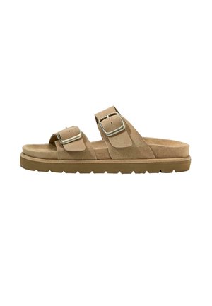 Sandale en daim couleur camel avec deux boucles argentées réglables et une semelle épaisse texturée, vue de côté sur fond blanc.