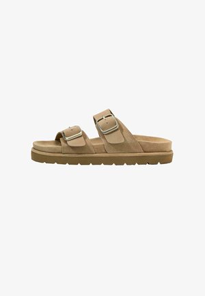 Sandale en daim couleur camel avec deux boucles argentées réglables et une semelle épaisse texturée, vue de côté sur fond blanc.