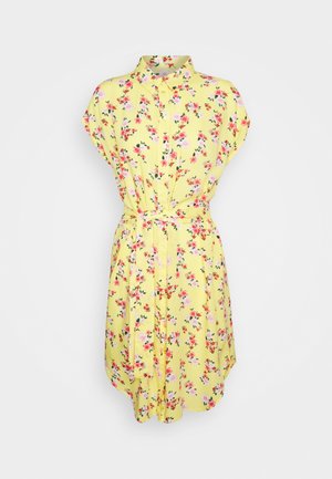 Gelbes kurzes Kleid mit Blumenmuster, Kragen, Knopfleiste vorne und passendem Gürtel, mit pinken und roten Blumen auf leichtem Stoff.