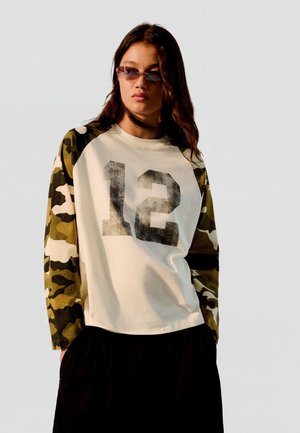 Bershka, CAMOUFLAGE PRINT RAGLAN LONG SLEEVE - T-SHIRT - T-shirt à manches longues - beige