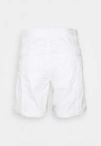 Shorts blancs en tissu léger, avec une coupe décontractée, des revers roulés et des poches latérales, avec une texture lisse et sans motifs visibles.
