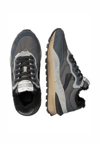 Sneakers in tonalità di grigio e blu navy con un mix di materiali in suede e sintetici. Presentano una suola testurizzata, lacci neri e un colletto foderato in pelliccia.
