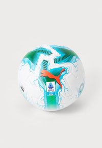 Ballon de football blanc avec des motifs ondulés verts et bleus, arborant un logo Puma rouge proéminent et un badge de la Serie A. Surface texturée pour une meilleure prise.