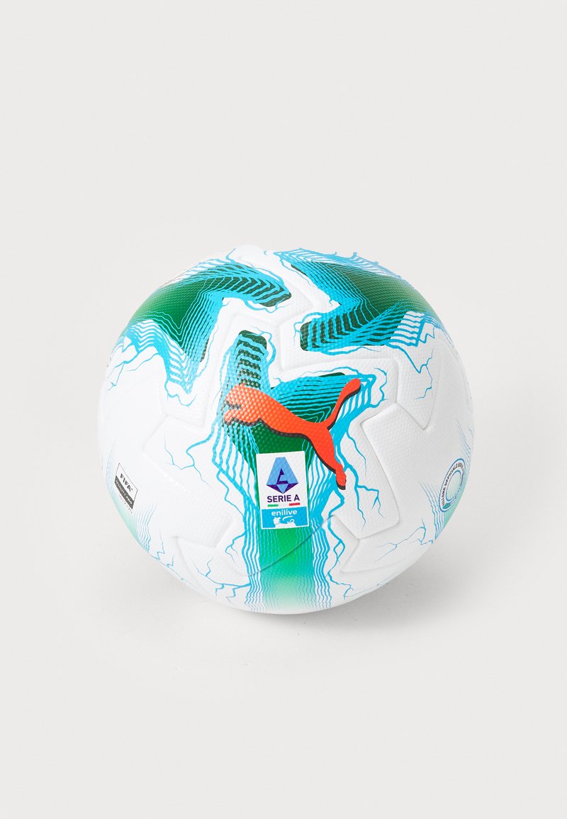 Ballon de football blanc avec des motifs ondulés verts et bleus, arborant un logo Puma rouge proéminent et un badge de la Serie A. Surface texturée pour une meilleure prise.