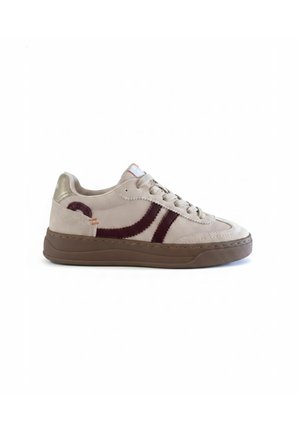 Beżowy sneaker z brązową podeszwą i ciemnoczerwonymi paskami z boku, wiązany na sznurówki, z wyściełanym kołnierzem wokół kostki, pokazany od zewnętrznej strony na białym tle.