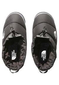 Zapatos negros aislantes tipo slip-on con un diseño acolchado, cierres elásticos, suave forro interior y con la marca The North Face.