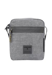 Šedá textilní taška přes rameno se zipovým uzávěrem, s černým koženým pruhem, značkovou nášivkou a nastavitelním popruhem.
