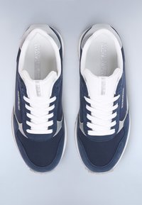 Baskets bleu marine avec un col rembourré blanc et des lacets, accents gris sur les côtés, et une languette en mesh texturé pour la respirabilité.