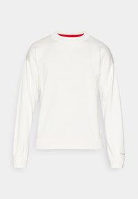 Pull blanc à manches longues col rond, avec poignets et ourlet côtelés, doté d'un discret détail rouge sur le col intérieur.