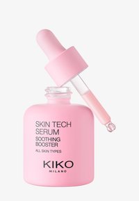 Botella de vidrio rosa con gotero, etiquetada como "Skin Tech Serum Soothing Booster", que presenta un diseño elegante y un acabado brillante.
